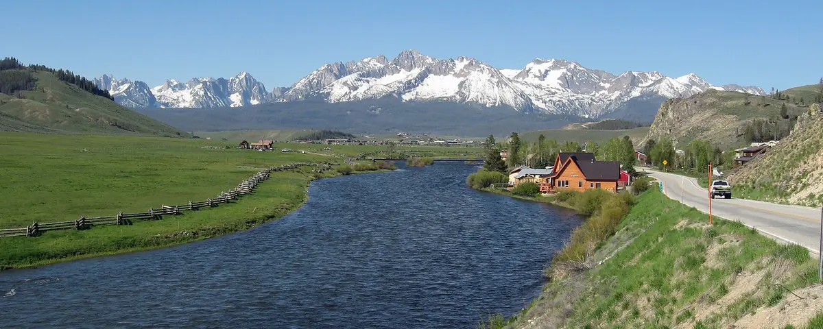 Idaho: The Sawtooth mountain Range and Salmon River in Idaho, USA.